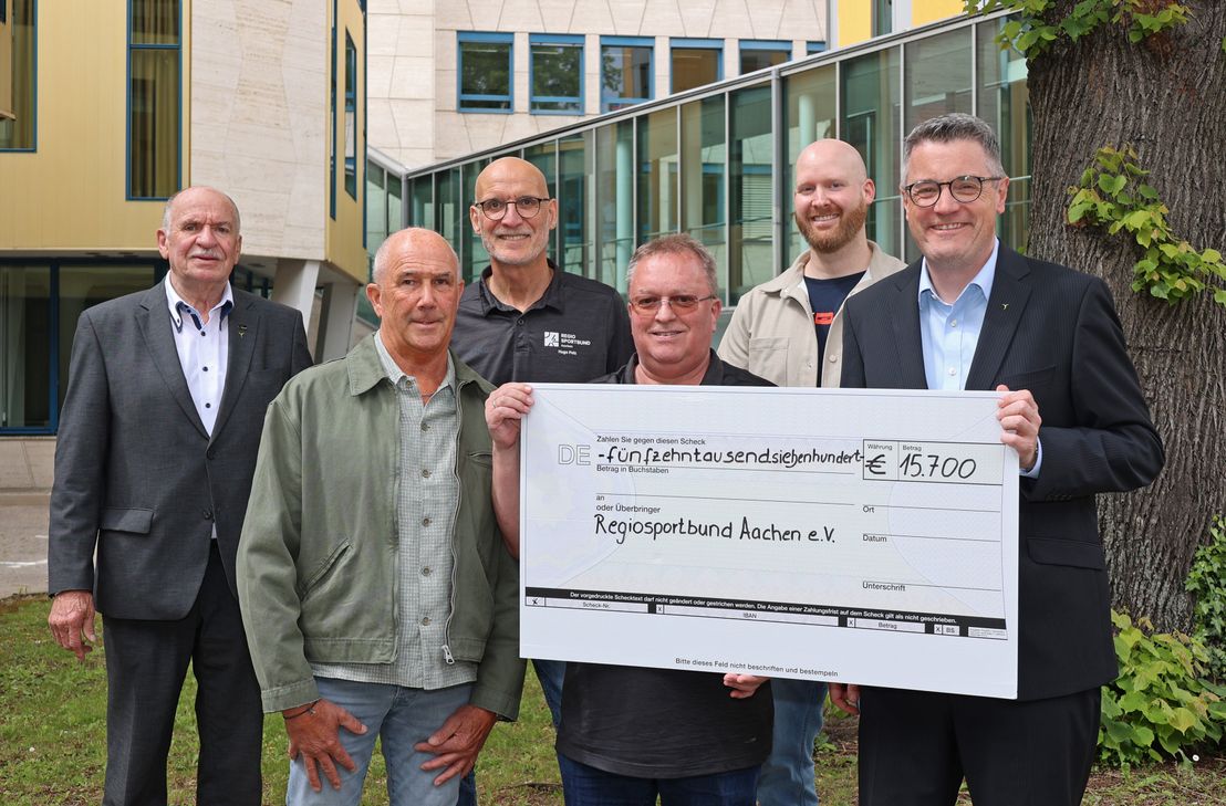 Sie alle freuen sich über das herausragende Ergebnis der Spendenwanderung Nordeifel (v.r.): Städteregionsrat Dr. Tim Grüttemeier, Mitinitiator Christopher Albrecht, Ingo Braun und Hugo Polz (beide Regiosportbund Aachen), Mitinitiator Bernhard Pauls (Pauls GmbH) und der stellvertretende Städteregionsrat Friedhelm Krämer.