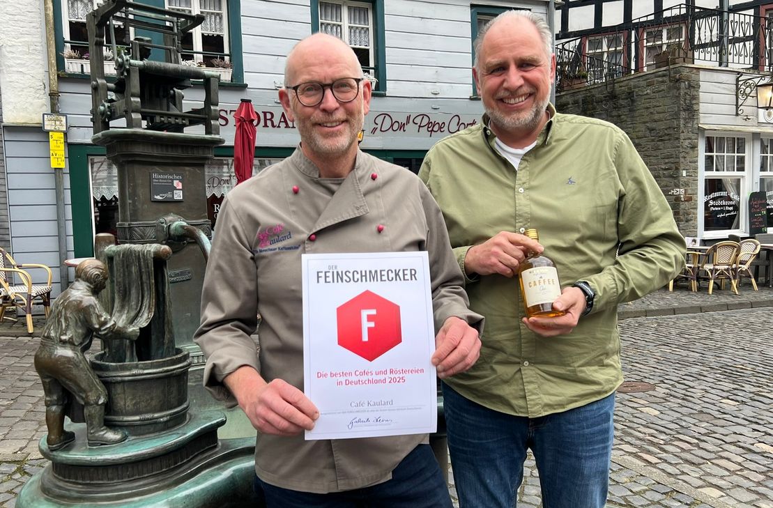 Sind stolz, dass Café und Rösterei aus Monschau in der Broschüre »Die besten Cafes und Röstereien in Deutschland« vertreten sind: Jochen Kaulard und Werner Maassen.
