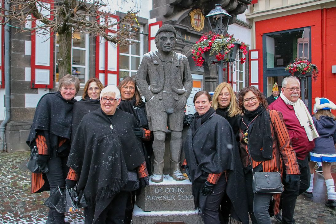 Gruppenfoto vor dem Mayener Jung.