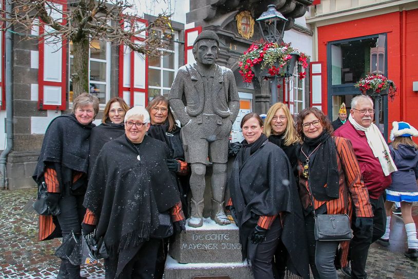 Gruppenfoto vor dem Mayener Jung.