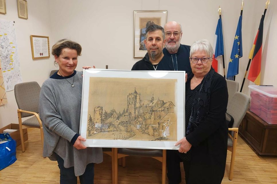 Die Münstermaifelder Stadtbürgermeisterin Claudia Schneider (links) nahm für die Stadt eine Zeichnung der Stiftskirche des Künstlers Klaus Schubert entgegen.