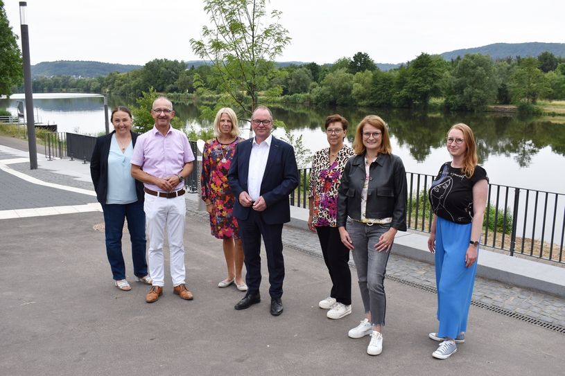 : Stefanie Koch, Geschäftsführerin der Saar-Obermosel-Touristik (3.v.l.), Walburga Meyer Geschäftsführerin des Hochwald-Ferienlands (5.v.l.) und Barbara Schwarz, Geschäftsführerin des VRT (1.v.l.), haben den zweiten und dritten GästeTicket-Vertrag mit dem VRT gezeichnet. Die Verbandsgemeindebürgermeister Joachim Weber (2.v.l.) und Jürgen Dixius (4.v.l.) sowie die Projektverantwortliche der Saar-Obermosel-Touristik Anna-Lena Koster (rechts) und Simone Thiel, Erste Beigeordnete der Verbandsgemeinde Saarburg-Kell (6.v.l.), freuen sich ebenfalls. Die Aufnahme entstand an den neuen Saarterrassen in Konz. (Foto: VRT)