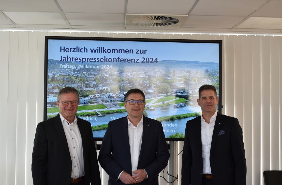 Die Vorstände der Volksbank Trier, Alfons Jochem, Norbert Friedrich und Peter Michels blicken mit Zuversicht der anstehenden Fusion mit der Volksbank Eifel entgegen.