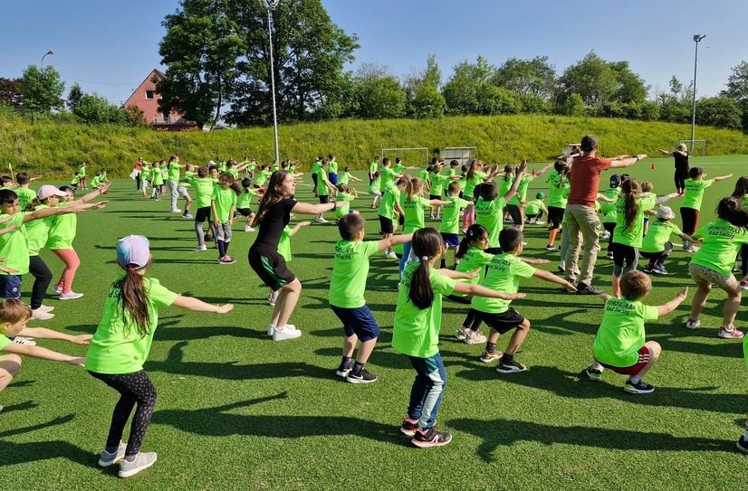 Bei den Bundesjugendspielen im BOMAG-Stadion wurde sich gemeinsam aufgewärmt.