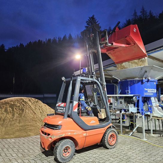 Der THW Ortsverband Schleiden verfügt über eine Anlage, mit der sich schnell Sandsäcke befüllen lassen.
