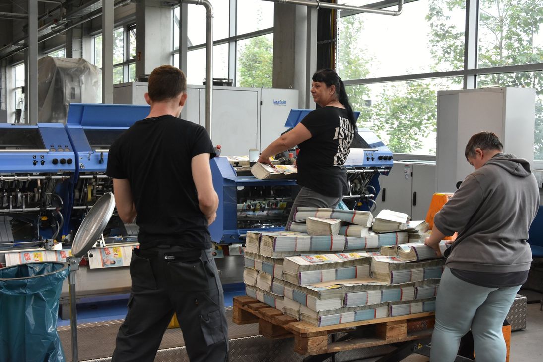 Insgesamt sieben Mitarbeiter hatten bereits ihren ersten Einsatz in der Fertigung von Weiss-Druck.