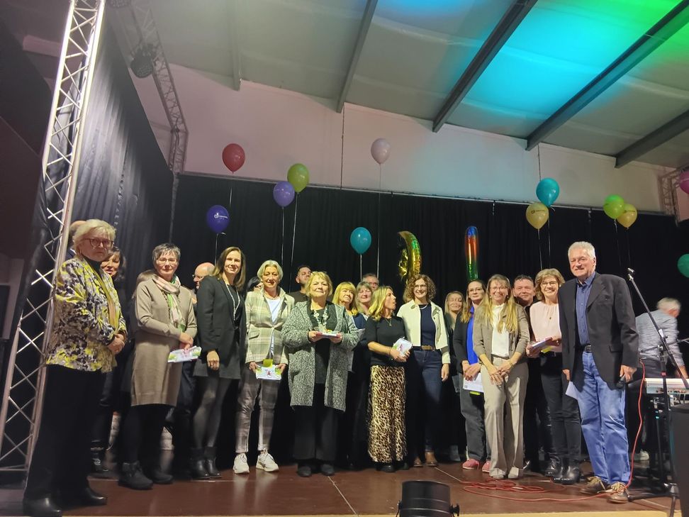 Der Vorstand der Lebenshilfe Mayen, mit den Abteilungsleitungen und den Jubilaren.