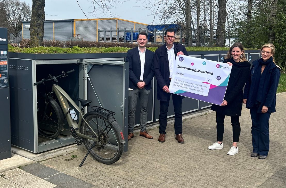 Martin Tremöhlen (ASEAG), Hans-Peter Geulen (AVV/go.Rheinland), Bürgermeisterin Dr. Carmen Krämer und Mobilitätsdezernentin Susanne Lo Cicer-Marenberg an der neuen Mobilstation auf dem Imgenbroicher Bushof - die erste ihrer Art in der Städteregion Aachen.