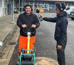 Noch ist es ihm zu lachen: Doch ein Lärmpegel von über 90 dB wie durch diese Rüttelplatte verursacht schädigt ohne Schutz rasch das Gehör.