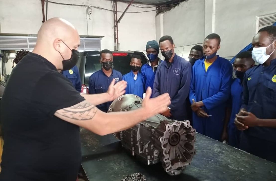 Im Fokus der HwK-Programme stehen die Handwerksbereiche Metallverarbeitung mit Schwerpunkt Schweißen, Elektrotechnik mit Schwerpunkt Solar, Bauhandwerk mit Schwerpunkt Hoch- und Tiefbau sowie Grundlagen im Kfz-Bereich.