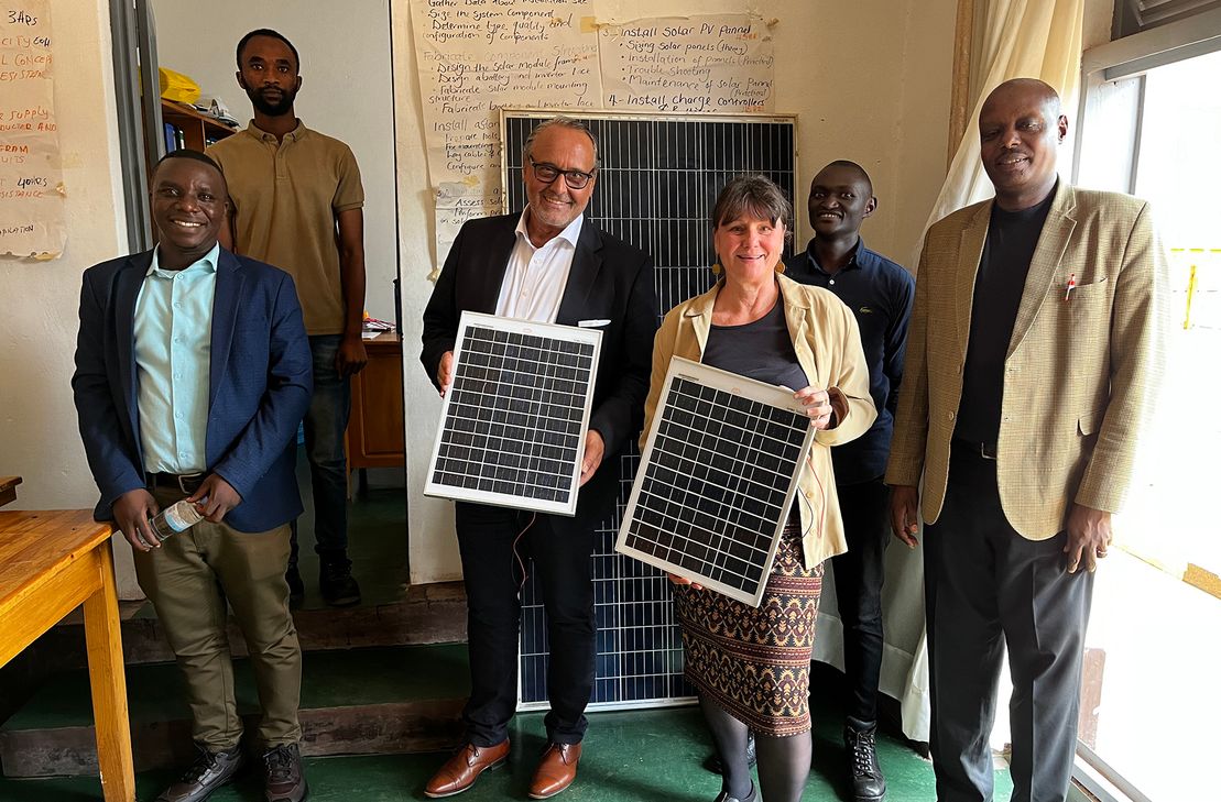 Der Hauptgeschäftsführer der HwK Koblenz Ralf Hellrich (Mite), die HwK-Langzeitexpertin vor Ort Cornelia Zupp und Brother Pie Sebakiga (rechts), Direktor des St. Joseph Integrated Technical College, trafen sich zum Projektabschluss in Kigali mit den Partnern vor Ort.