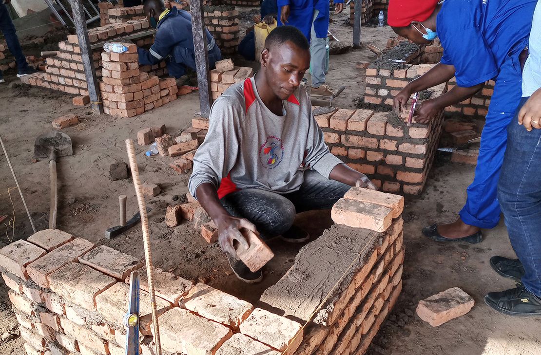 Die HwK-Angebote richten sich an verschiedene jugendliche Zielgruppen und reichen vom Einstieg in die duale Ausbildung über Unterstützung bei der Existenzgründung bis zur Qualifizierung von Berufsschullehrern auf Bachelor-Niveau. Neu für Ostafrika ist der jetzt sehr viel stärkere praktische Teil der Ausbildung als bisher üblich.