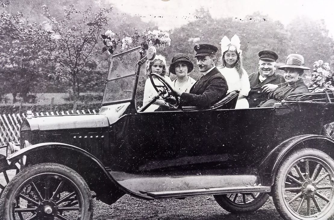 Die Automarke und Insassen auf dem Monatsblatt im April sind unbekannt. Wer kann helfen?