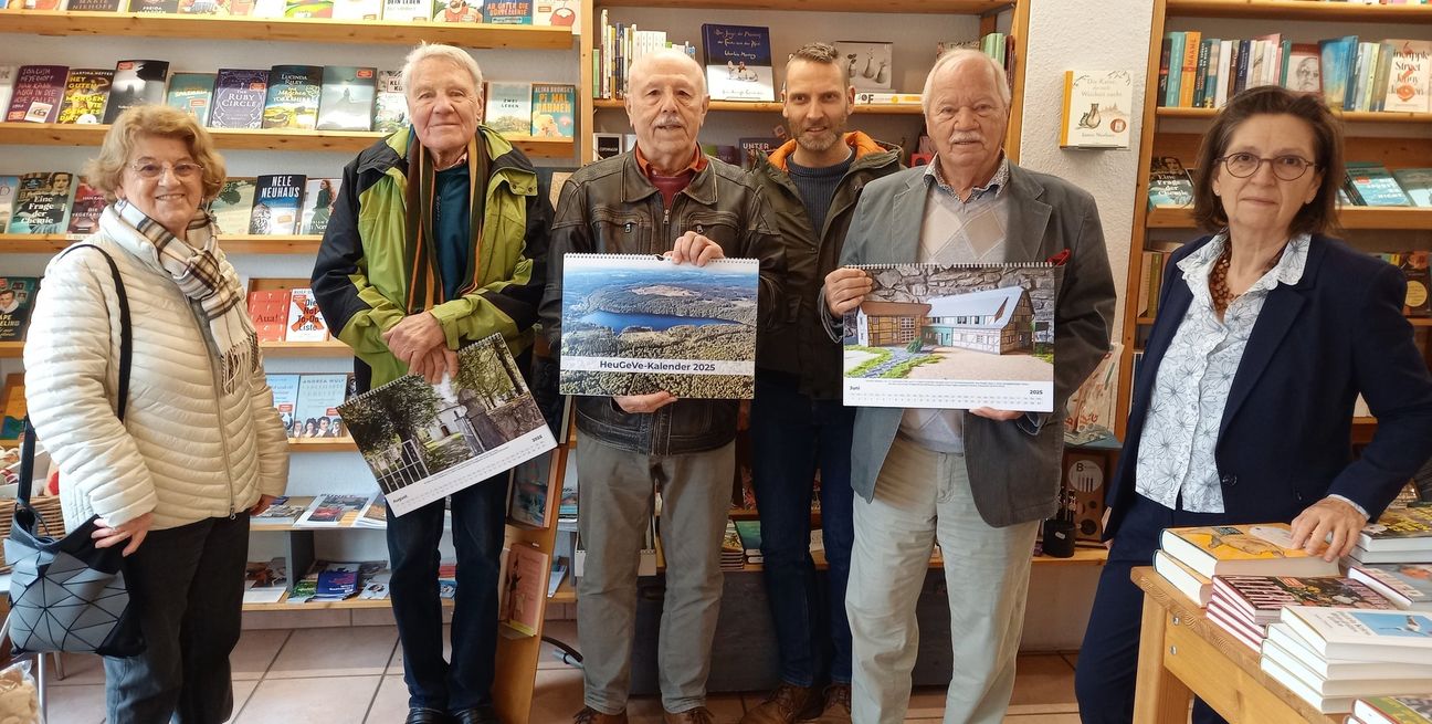Vertreter des HeuGeVe und Buchhändlerin Rose Blatz-Ommer (vorne rechts) präsentiert den neuen Heimatkalender.