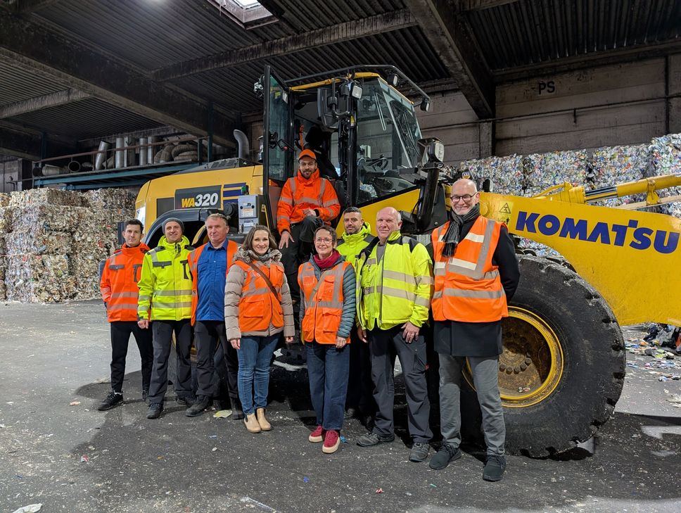 Lukas Thömmes, Geschäftsführer A.R.T GmbH, Miljahim Bajra, Schichtleiter (A.R.T), Iurie Suhov, Reinigung und Wartung (A.R.T), Anja Schulze, stellvertr. Geschäftsführerin Jobcenter Trier Stadt, Monika Berger, Geschäftsführerin Bürgerservice gGmbH, Mohamad Abedalrahman, stellvertr. Betriebsstättenleiter (BÜS), Thomas Schneider, Betriebsstättenleiter (BÜS), Christian Thömmes Bereichsleiter Arbeitsvermittlung und Arbeitgeberservice Agentur für Arbeit Trier und  Ahmed El Abdallah, Verlader für Schüttgut in der Kabine des Radladers