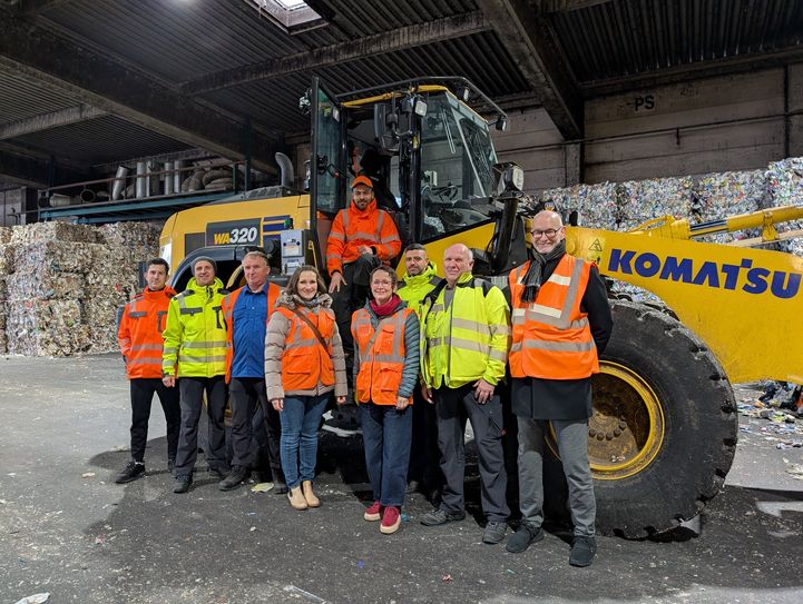 Lukas Thömmes, Geschäftsführer A.R.T GmbH, Miljahim Bajra, Schichtleiter (A.R.T), Iurie Suhov, Reinigung und Wartung (A.R.T), Anja Schulze, stellvertr. Geschäftsführerin Jobcenter Trier Stadt, Monika Berger, Geschäftsführerin Bürgerservice gGmbH, Mohamad Abedalrahman, stellvertr. Betriebsstättenleiter (BÜS), Thomas Schneider, Betriebsstättenleiter (BÜS), Christian Thömmes Bereichsleiter Arbeitsvermittlung und Arbeitgeberservice Agentur für Arbeit Trier und  Ahmed El Abdallah, Verlader für Schüttgut in der Kabine des Radladers