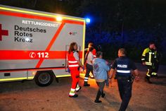 Überglücklich: Nach dem Auffinden des Kindes wurde es zum Krankenwagen gebracht.