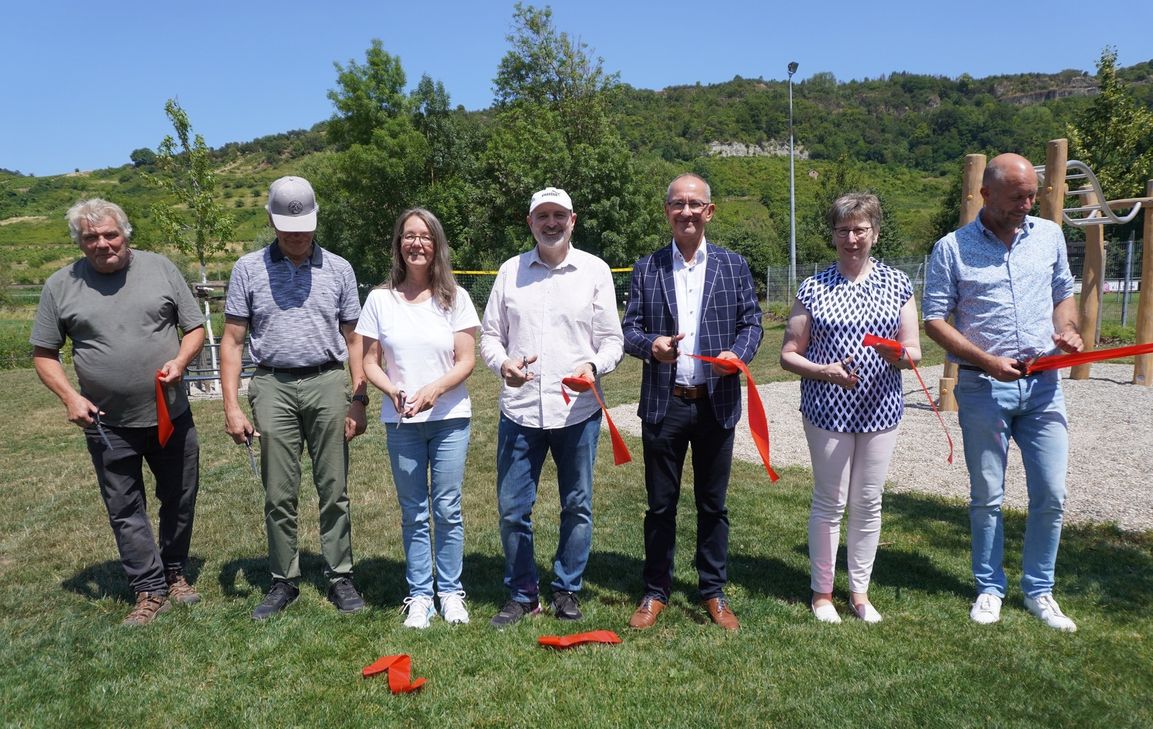 Ortsbürgermeister Thomas Thelen und VG-Bürgermeister Joachim Weber eröffnen die Anlage gemeinsam mit Vertretern der Ortsgemeinde, der bauausführenden Firmen und des Ingenieurbüros.