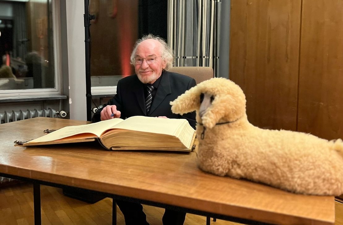 Reiner Jakobs wurde als dritter Monschauer - nach Herbert Isaac und Hans Georg Weiss - zum Ehrenbürger der Stadt ernannt. Das Sammeln für krebskranke Kinder und sein Musizieren an der Landschaftskrippe in Höfen ist nur eines der vielen Verdienste des »singenden Hirten«, der - wie hier beim Eintrag ins Goldene Buch der Stadt Monschau - am liebsten aus dem Hintergrund agiert.