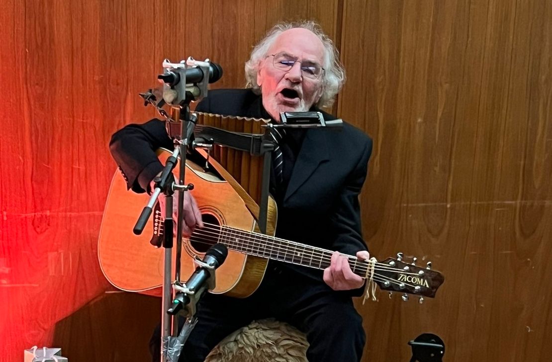 Spielt sich selbst ein Ständchen: Der singende Hirte.