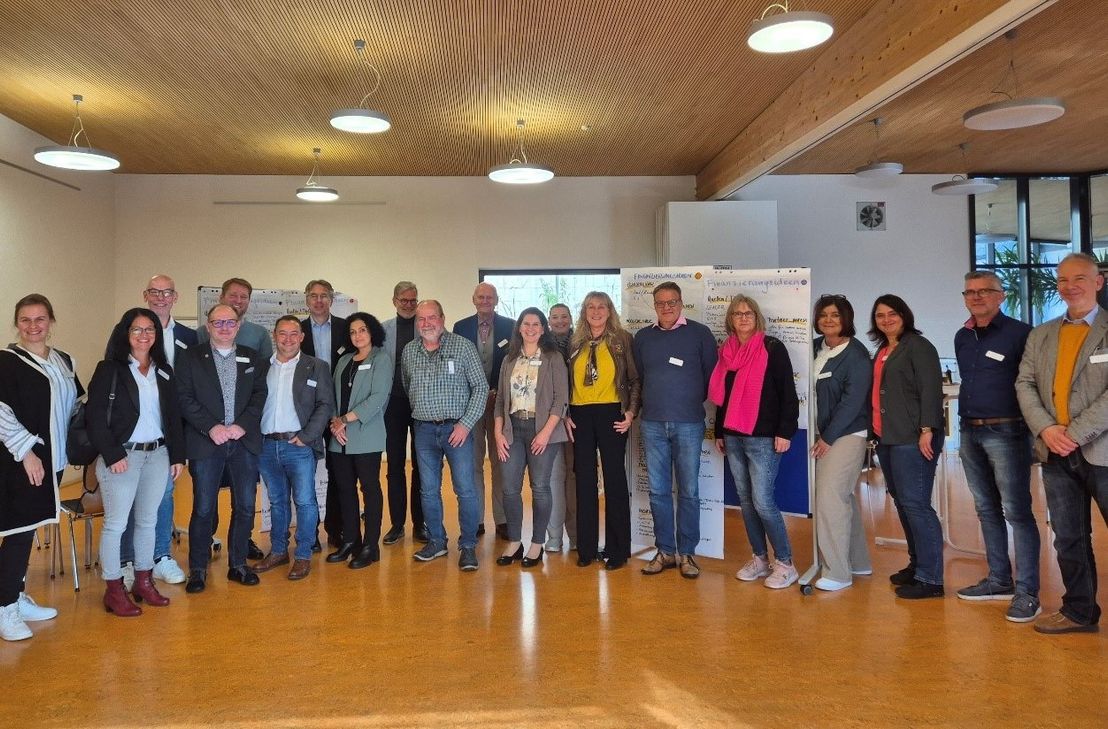 Schmiedeten gemeinsam Zukunftspläne rund um das Dr. Theodor Fricke Altenpflegeheim: Vertreterinnen und Vertreter der Landesregierung, des Landesamts, der Stadt, der Stiftung kreuznacher diakonie, Kirche und lokale Wirtschaft.