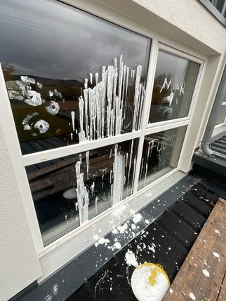 Die frisch sanierte Grundschule Idar wurde großflächig verunreinigt