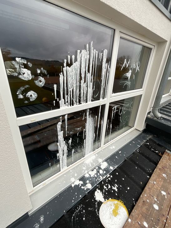 Die frisch sanierte Grundschule Idar wurde großflächig verunreinigt