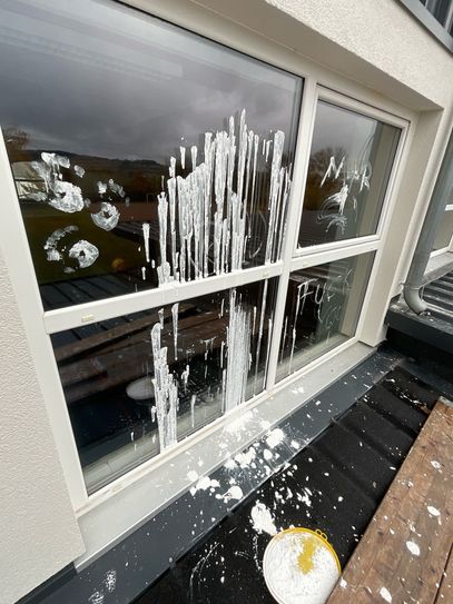 Die frisch sanierte Grundschule Idar wurde großflächig verunreinigt