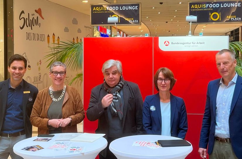 »Aquis Plaza«-Center Manager Gregory Hedderich, Aachens Oberbürgermeisterin Sibylle Keupen, Ulrich Käser (Agentur für Arbeit Aachen-Düren), Kerstin Faßbender (IHK Aachen) und Georg Stoffels (Handwerkskammer Aachen) laden junge Menschen in die Aachener Einkaufsmeile ein, um die berufliche Zukunft zu »checken«.