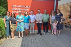 von links nach rechts: Frau Anke  Stephan (pädagogische Gesamtleitung VEKIST), Frau Nadja Neujahr (stellvertretende Leitung Kita Regenbogenland), Frau Dr. Stefanie Hubig (Bildungsministerin von Rheinland-Pfalz), Frau Sabrina Kutscher (Leitung Kita Regenbogenland), Herr Markus Risch (Superintendent Evangelischer Kirchenkreis
 Simmern-Trarbach), Herr Philipp Gauch (Fachbereichsleitung VEKIST), Herr Pfarrer Knut Ebersbach (Fachausschussvorsitz VEKIST), Selina Rotärmel und Annemarie Bast (Elternausschuss Kita Regenbogenland)