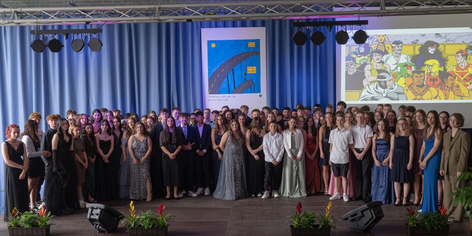 Die Abschlussschülerinnen und Abschlussschüler der Realschule plus Cochem freuen sich über ihre Abschlusszeugnisse.