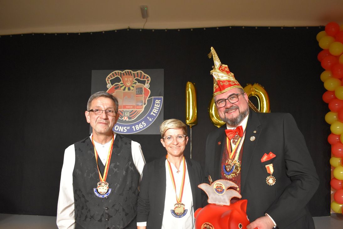 Die Karnevalsgesellschaft übergab dem Trierer Hospiz eine Spende von 1.111€.