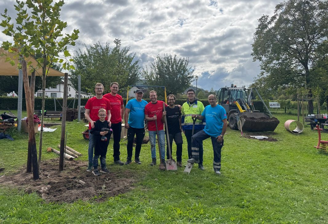 Projektpate Philipp Engel (2.v.r.) freut sich gemeinsam mit den freiwilligen Helfenden aus Pünderich über die neue Schattenoase.