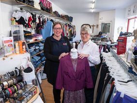 Gute Laune, gutes Team: Tamara Pütz (l.) und Edeltraud Engelen wollen zum 25-jährigen Bestehen des sozialen DRK-Kleiderladens an der Münstereifeler Straße in Euskirchen einen Jubiläumsabverkauf starten, um Platz für neue Ware zu schaffen.