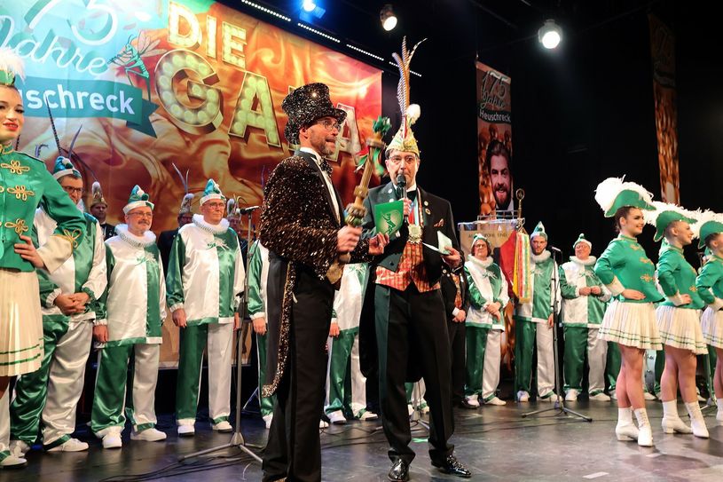 Einmarsch und Begrüßung. Impressionen von der ersten Sitzung der KG Heuschreck 1848 in der Trierer Europahalle.