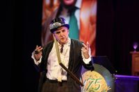 Roland Grundheber als "Einfallspinsel".  Impressionen von der ersten Sitzung der KG Heuschreck 1848 in der Trierer Europahalle.