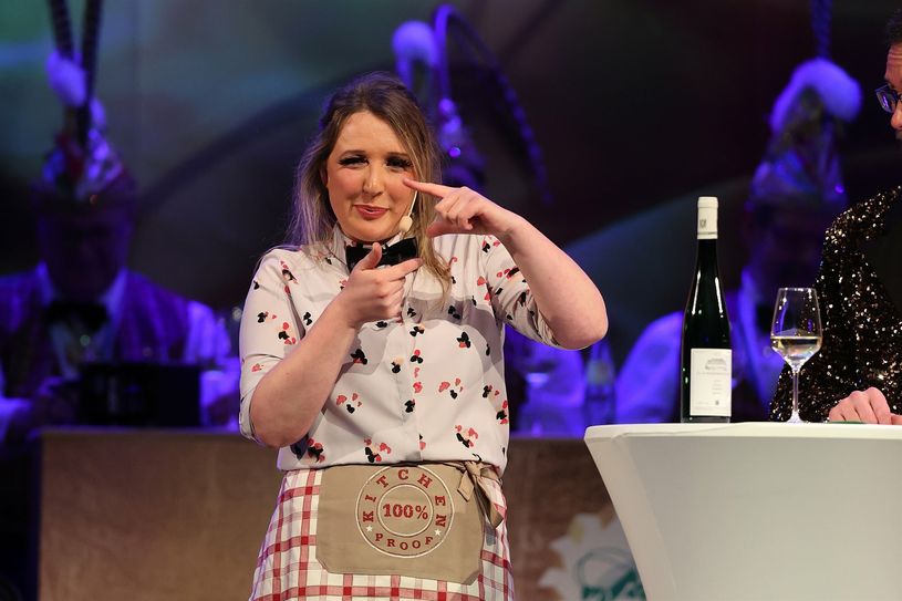 Loisa Kress (sprang für ihren krankheitsbedingt fehlenden Vater Gerhard Kress ein) - Impressionen von der ersten Sitzung der KG Heuschreck 1848 in der Trierer Europahalle.