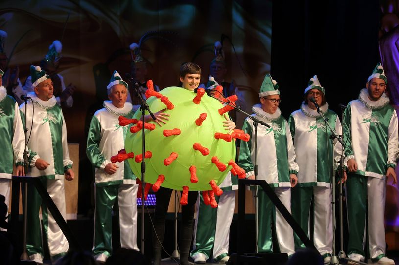 Heuschreck-Chor - Impressionen von der ersten Sitzung der KG Heuschreck 1848 in der Trierer Europahalle.