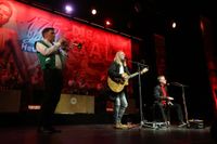 Thomas Stoll, Chris Steil (The Greybeards) und Walter Kuhn (The Greybeards) - Impressionen von der ersten Sitzung der KG Heuschreck 1848 in der Trierer Europahalle.