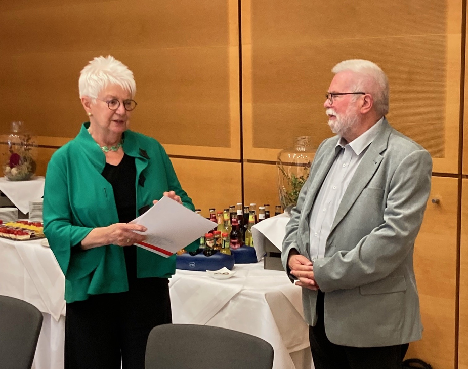 DRK-Präsidentin Gerda Hasselfeldt überreichte Jürgen Claßen in Berlin die Ernennungsurkunde zum Ehrenmitglied des Deutschen Roten Kreuzes.