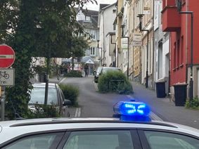 Der Einsatz in der Innenstadt von Sinzig ist beendet. Von den Tätern fehlt aktuell jede Spur.