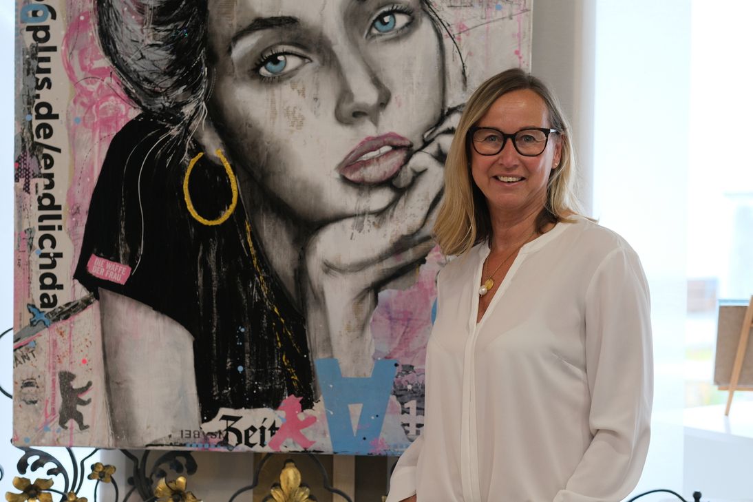 Petra van Bellen ist so vielschichtig wie ihre portraitierte Kunst. Im Vordergrund steht die Frau - verletzlich, unterdrückt, dennoch neugierig und bereit, sich zu befreien und ein Leben ohne Zwänge zu genießen.