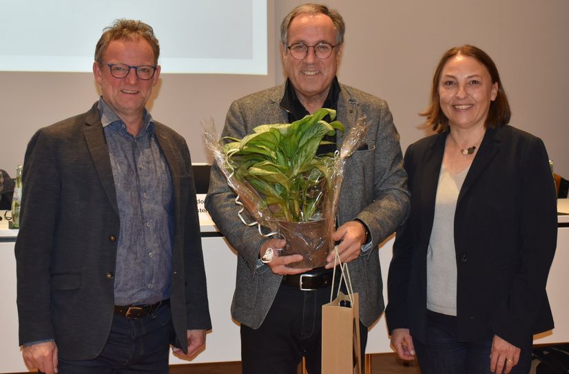 Verbandsvorsteher Landrat Stefan Metzdorf (li.) und Barbara Schwarz, Geschäftsstellenleiterin des Zweckverbands VRT (re.) verabschieden Landrat Gregor Eibes.