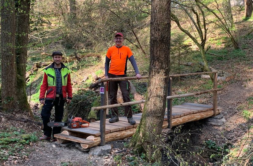 Die beiden städtischen Forstwirte Raphael Gras (links) und Florian Kaul übernahmen den kompletten Austausch der Brücke im Mittelbachtal.