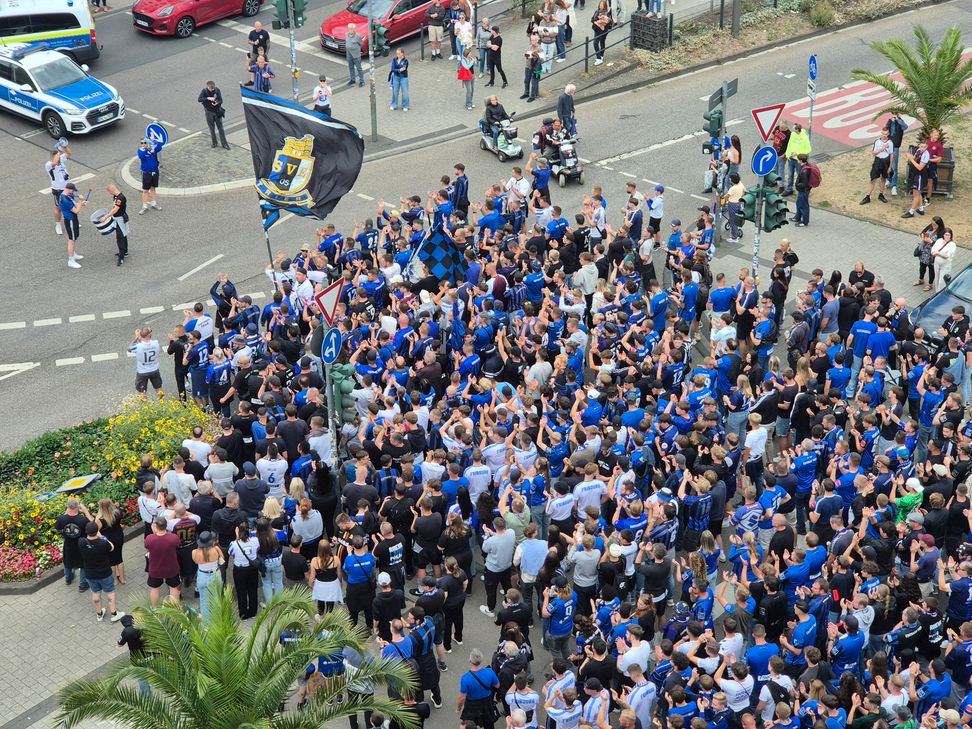 Blau-weiße Fanmassen in Trier: Eintracht-Anhänger ziehen zum Moselstadion