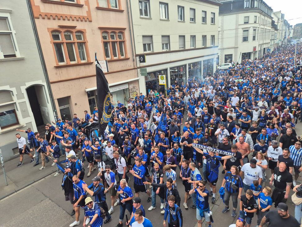 Hunderte Fans stimmen sich auf RB Leipzig ein