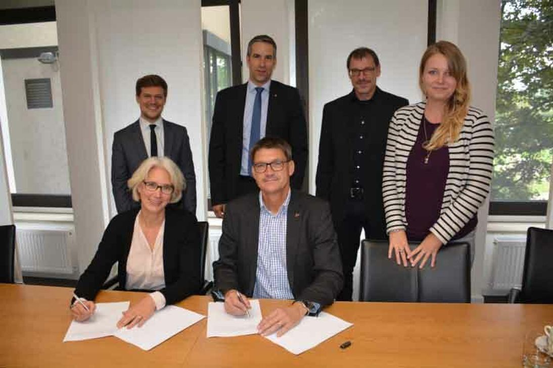 Unterzeichnung der Zielvereinbarung durch Dr. Katja Wolf und Landrat Günther Schartz mit Hanno Weigel (Transferagentur RLP-SL), Geschäftsbereichsleiter Rolf Rauland, Norbert Etringer (Abteilungsleiter Schulen und Gebäudemanagement) und Bildungskoordinatorin Katharina Schmidt. Foto: Kreis Trier-Saarburg