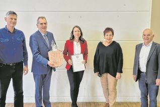 Erster Beigeordneter Georg Knieps und die Fraktionsvorsitzenden verabschieden Landrätin Cornelia Weigand als Bürgermeisterin der Verbandsgemeinde Altenahr.