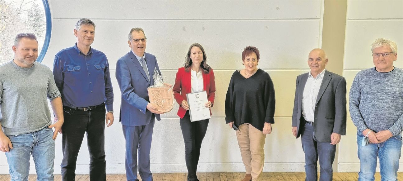 Erster Beigeordneter Georg Knieps und die Fraktionsvorsitzenden verabschieden Landrätin Cornelia Weigand als Bürgermeisterin der Verbandsgemeinde Altenahr.