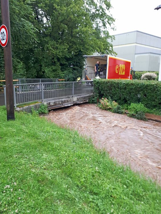 Kritische Punkte wie hier am Kallbach behalten die Einsatzkräfte im Blick. Foto: Harald Heinen/Gemeinde Kall